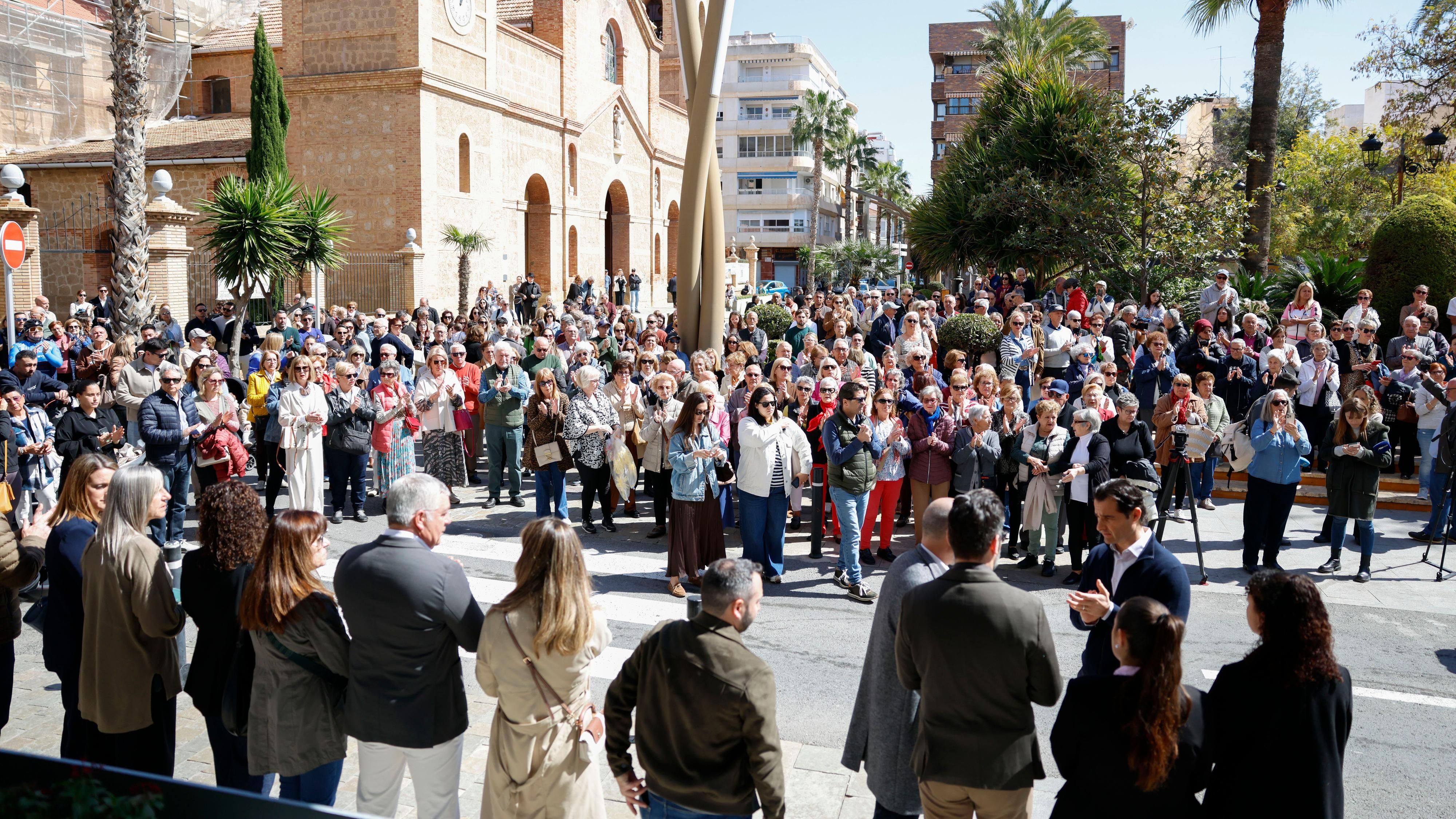 Homenajes en Torrevieja y Zaragoza a la niña y a la mujer asesinadas por la violencia machista: "¡Nos queremos vivas!"