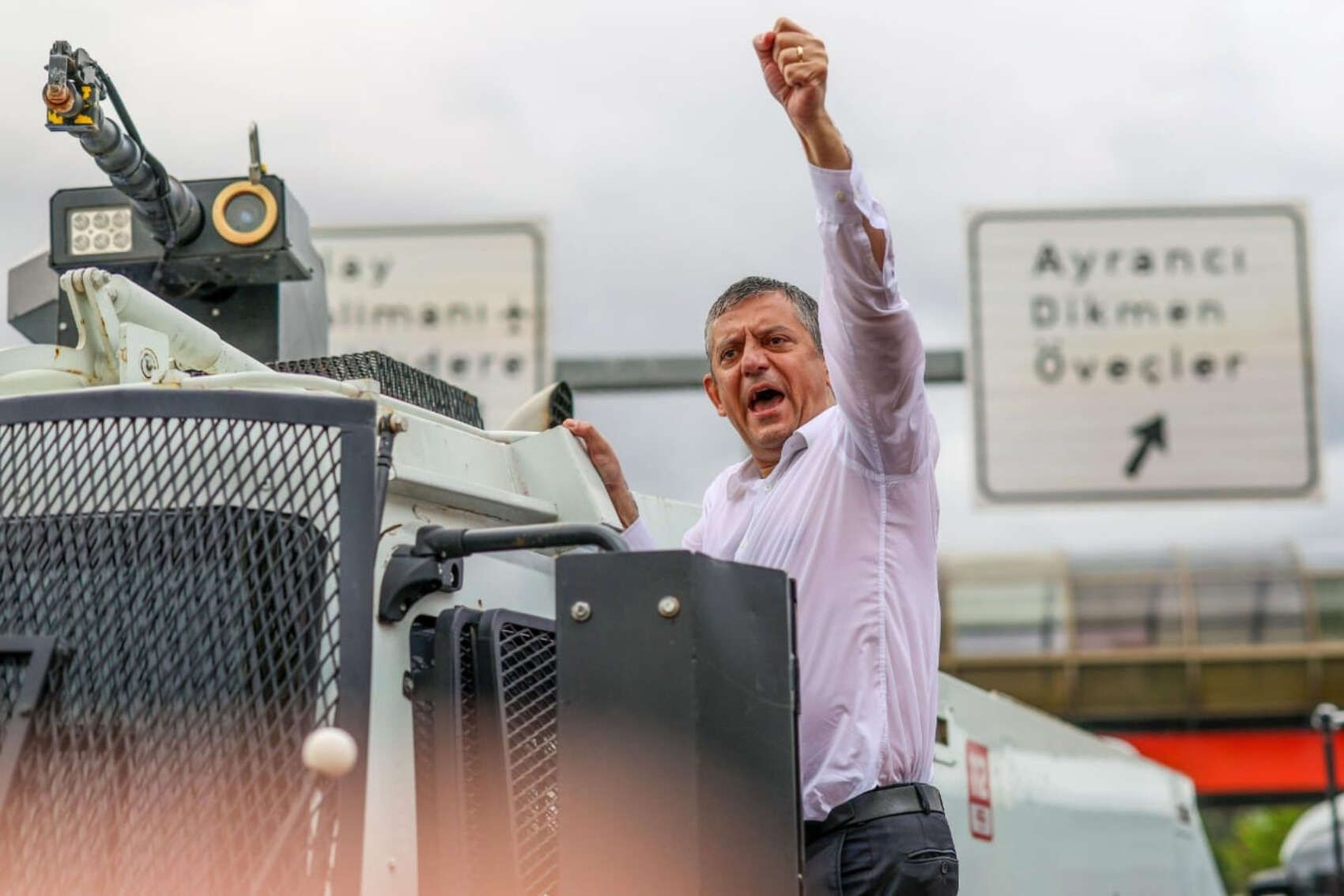 La policía de Turquía remueve por la fuerza a Özgür Özel e irrumpe en la sede de la oposición