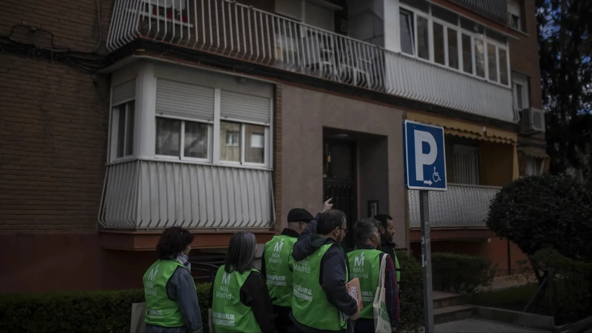 Si llaman a su puerta, puede ser Más Madrid: "Hola, ¿qué cosas cree que hay que mejorar?"