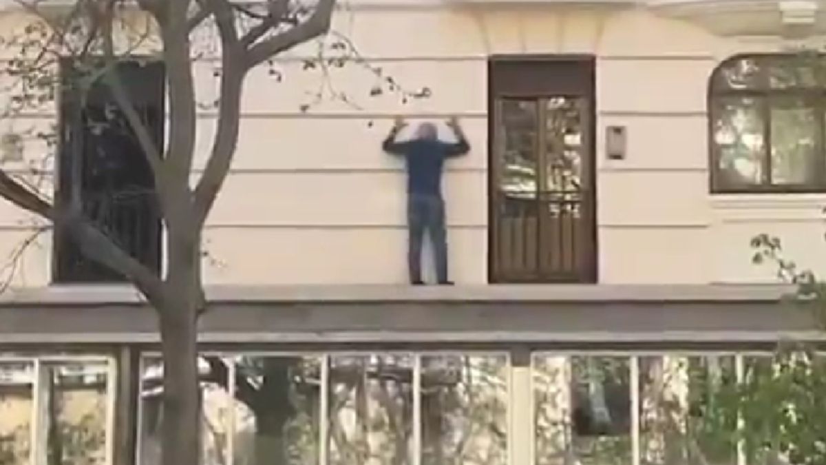 El "Spiderman de la calle Princesa" se juega la vida para entrar en casa desde el balcón vecino