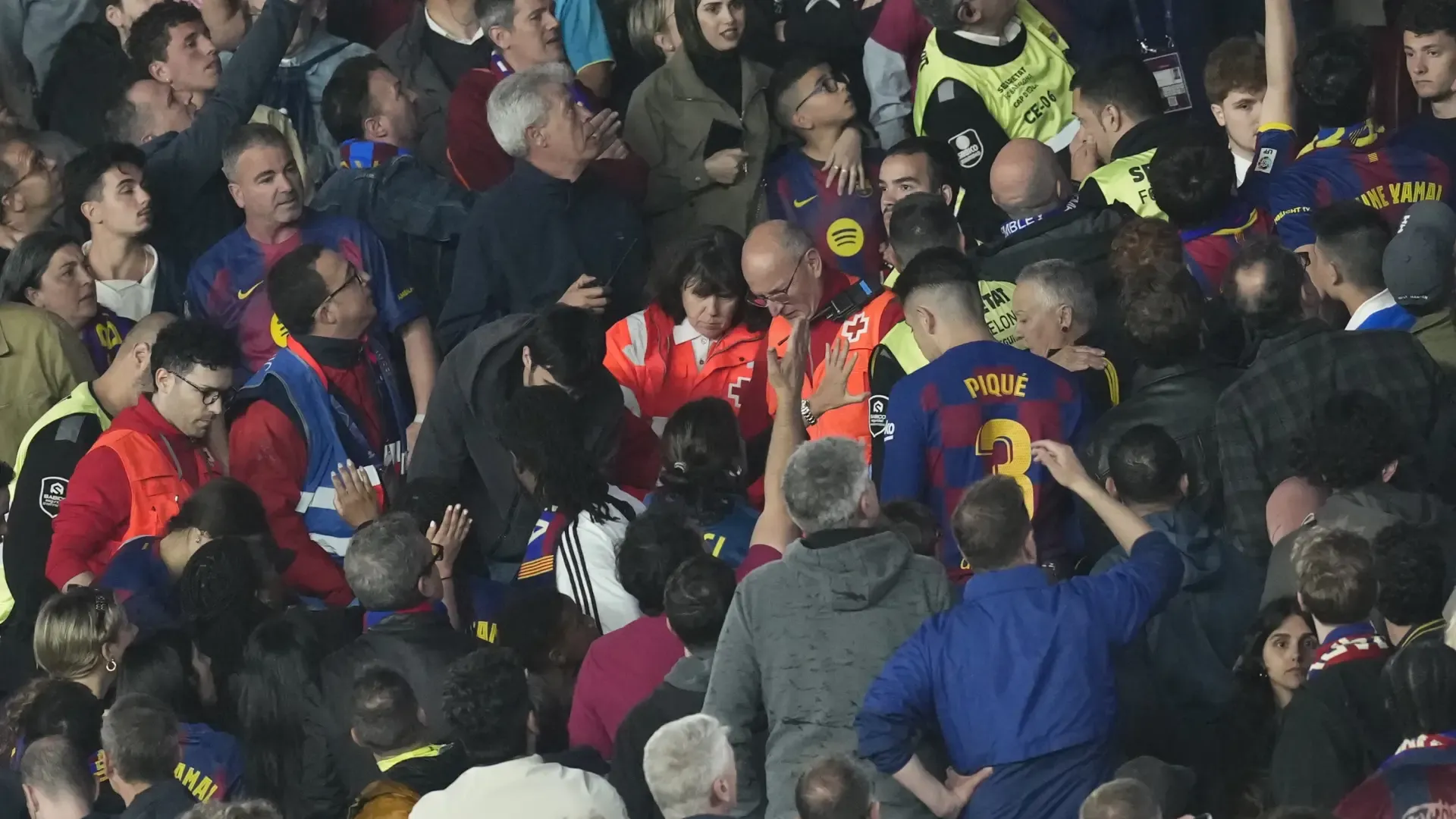 El Barcelona - Celta, parado más de 15 minutos por una urgencia médica: los médicos culés atienden a un aficionado