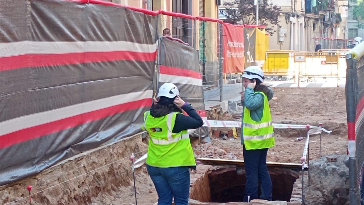 Unas obras en Sants permiten descubrir tres accesos a refugios antiaéreos de la Guerra Civil