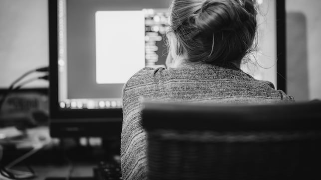 Los hábitos laborales que están dañando tu salud sin que lo notes, según los expertos