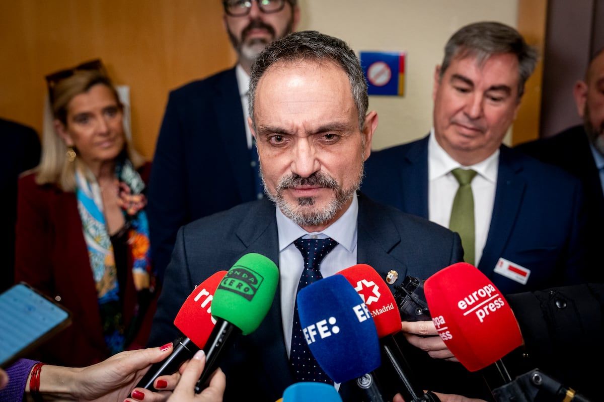 El alcalde de Móstoles elude las acusaciones de acoso sexual y laboral y arremete contra el Gobierno de Sánchez