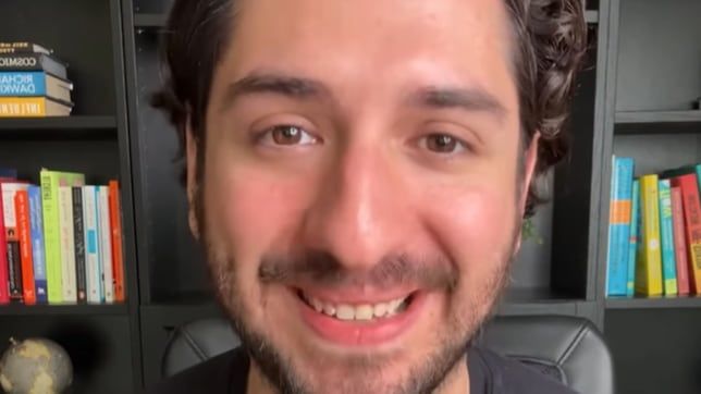 Rodrigo Arteaga, médico: "Para dormir profundo necesitas minerales como el magnesio, que se encuentra en frutos secos y vegetales"