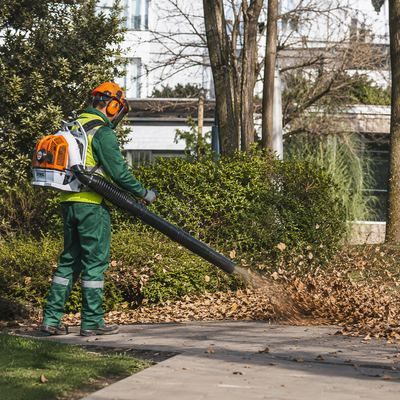 Curso de sopladora: cómo es el trabajo real con equipos de limpieza exterior desde el primer día
